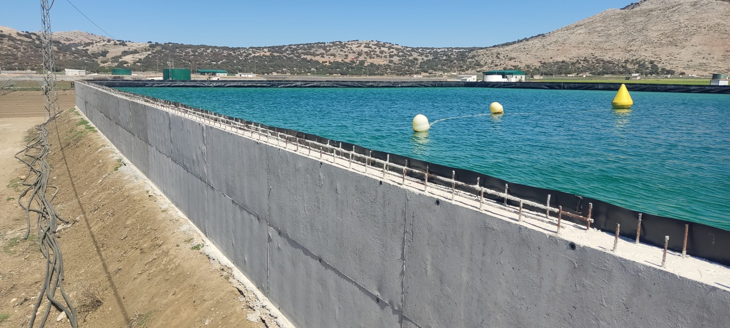 Balsa de riego impermeabilizada con agua